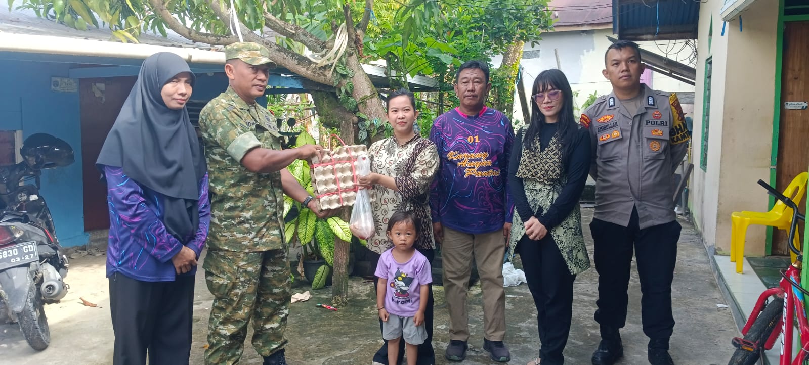 Pemberian Bantuan Makanan Untuk Mencegah Stunting oleh Tim Kelurahan Karang Anyar Pantai