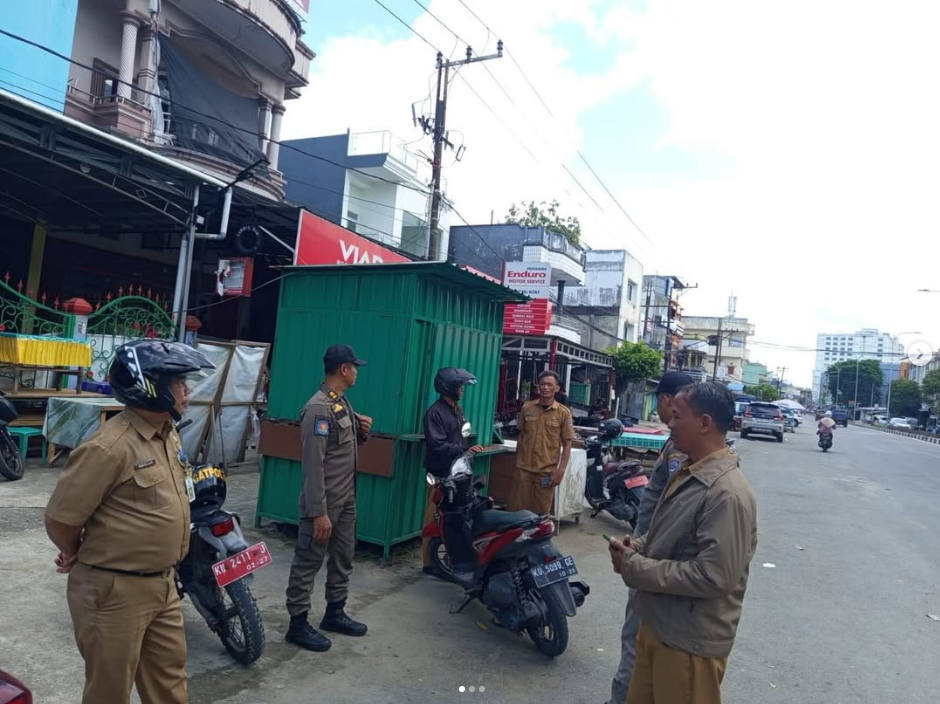 Pelaksanakan penertiban penataan penjualan PKL di Jalan Gajah Mada