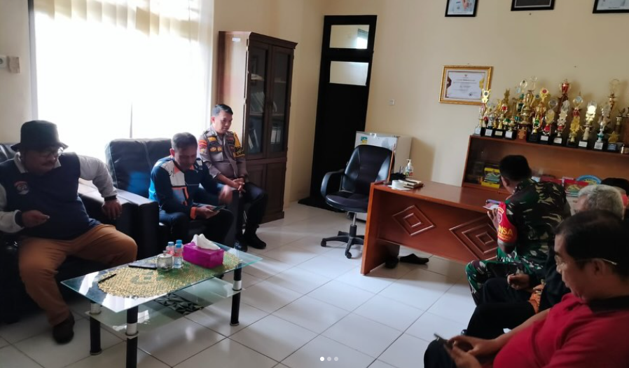 Rapat koordinasi terkait permasalahan sampah di RT. 16