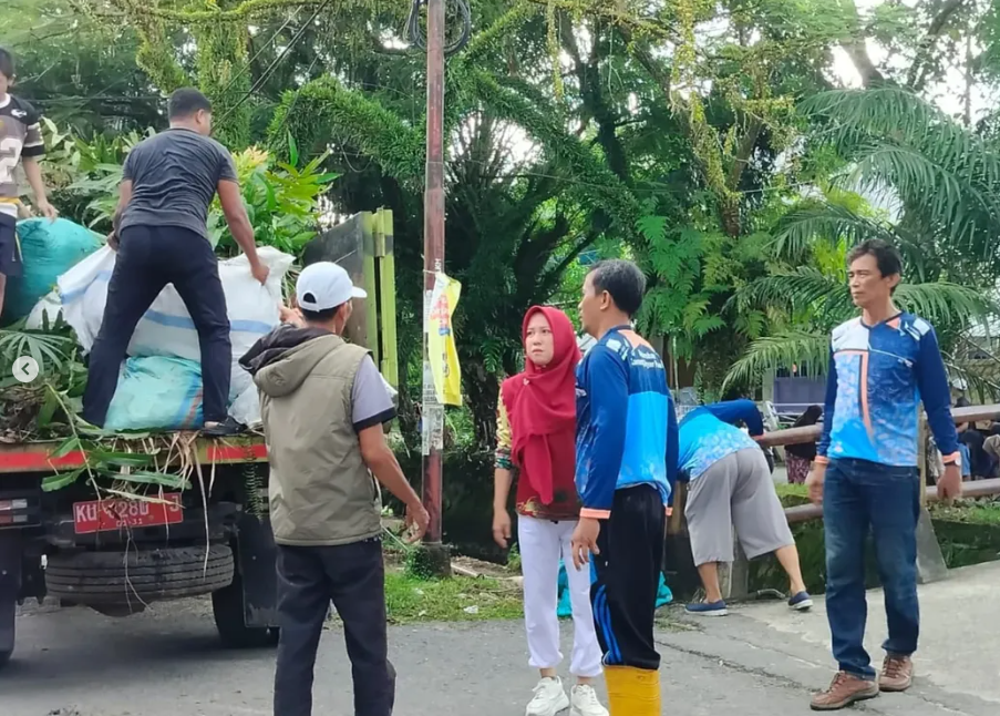 Pelaksanakan kerja bakti