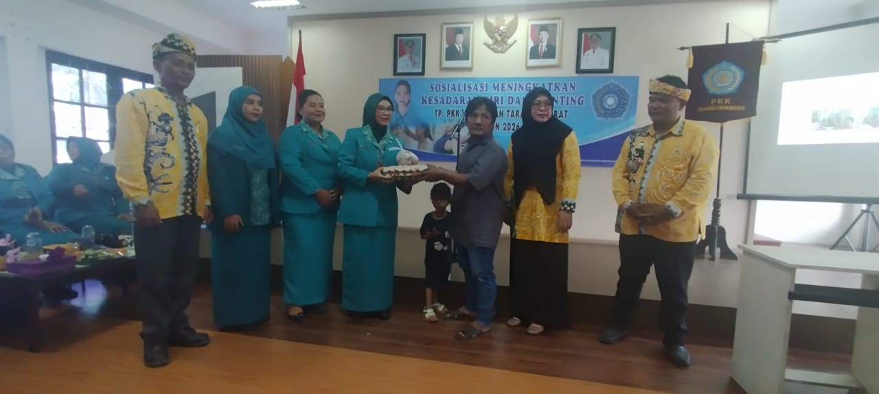 Penyerahan Bantuan Pangan Bergizi Untuk Mengatasi Stunting Oleh Ketua Tim PKK Ibu Sitti Rujiah Khairul di Kecamatan Tarakan Barat