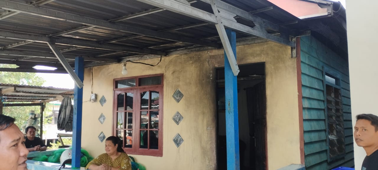 Peninjauan Lokasi Rumah yang dibakar Orang Tidak Dikenal di RT 01