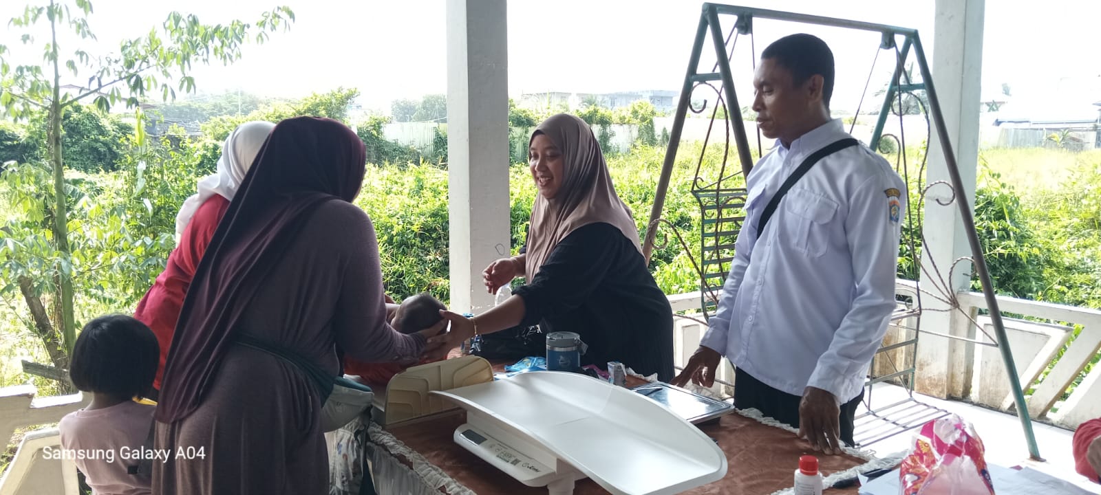 Staf Pemberdayaan beserta Perwakilan dari Tim  Kemenkes dan PKM melakasanakan Kegiatan Sosialisasi bagi bumil, dan pemberian Vitamin A serta Imunisasi di Posyandu Flamboyan 1
